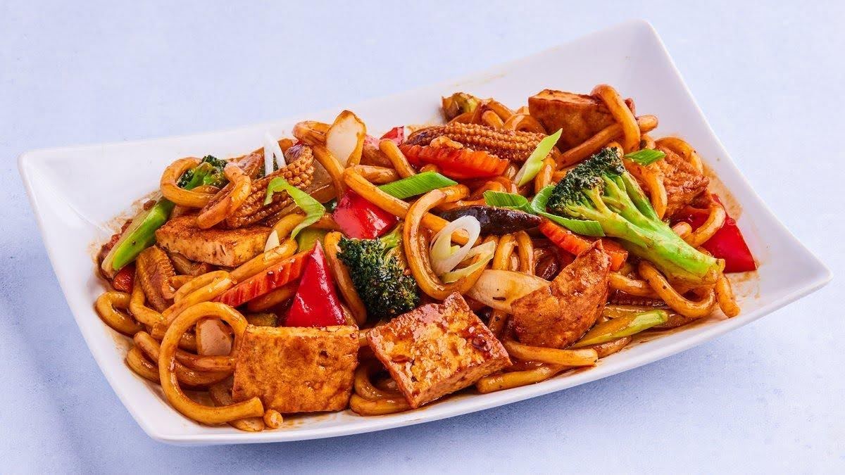 Stekte Spicy XO Udon 🌶️ (D5) – EatHappy Vegan catering