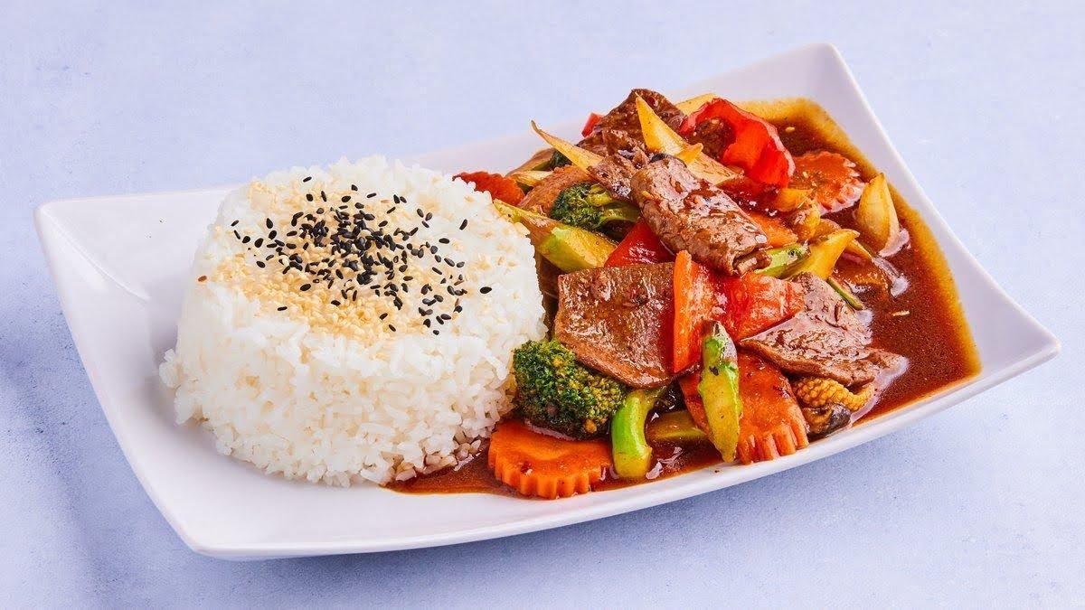 Vegansk "Biff" Wok 🌱🌶️ (D8) – EatHappy Vegan catering