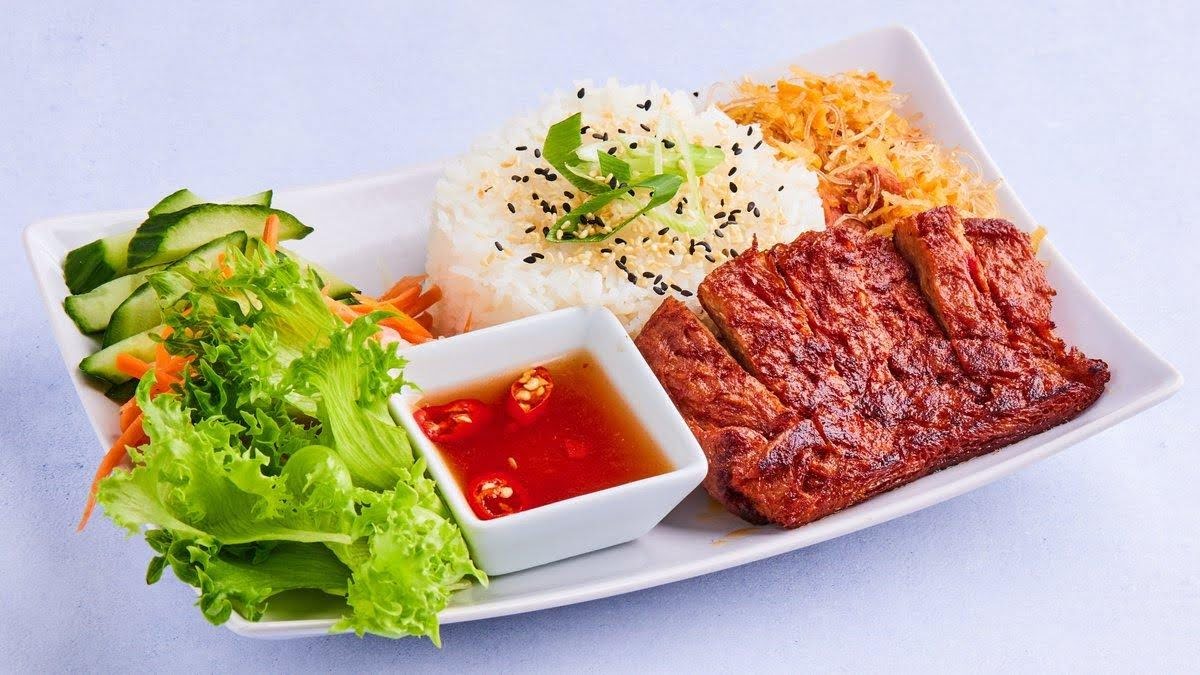 Bbq Happy Ris / Com Bì Suon (D9) – EatHappy Vegan catering