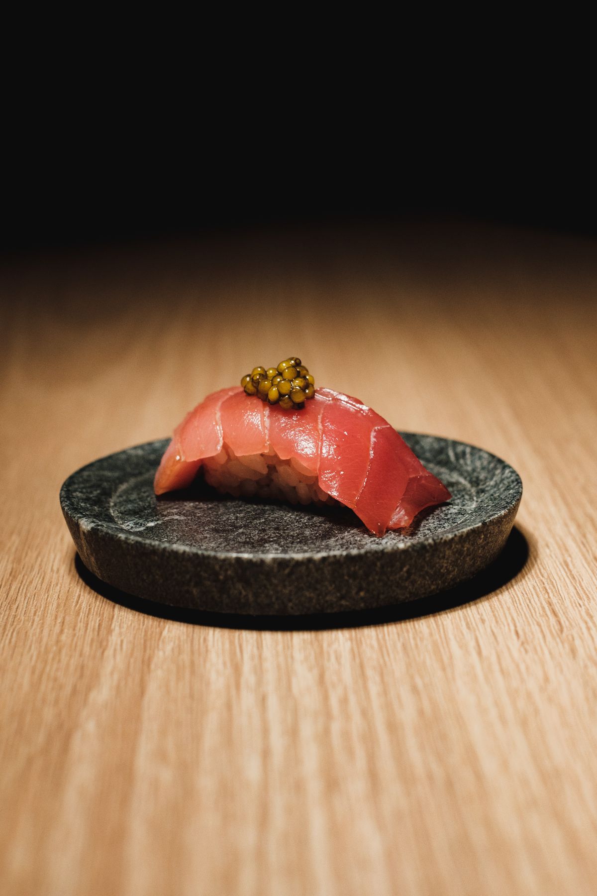 Nigiri servert på en steintallerken